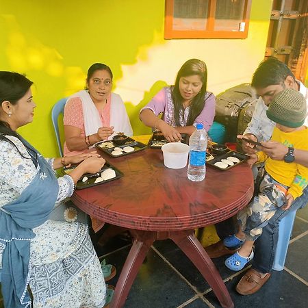 Abhi Homestay Hampi Bagian luar foto