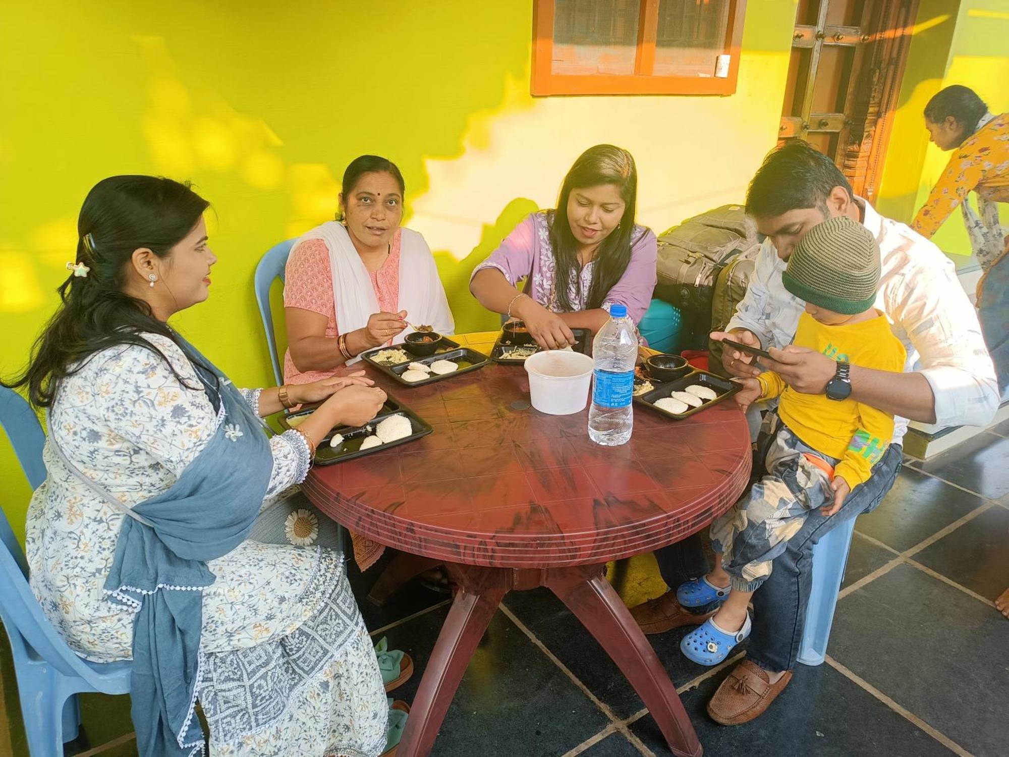 Abhi Homestay Hampi Bagian luar foto
